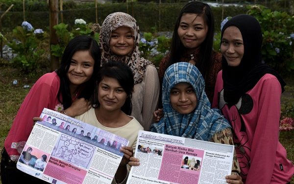 Winda Destriyani (kaos kuning muda), ketua, Dessy Anggaini (kerudung biru) bendahara dan anggota kelompok Lentera Muda di Desa Sumber Urip, Kecamatan Selupu Rejang, Kabupaten Rejang Lebong, Jumat (12/6). Didampingi oleh Dedek Hendry, Kepala Divisi Riset, Pelatihan dan Media Women Crisis Center Cahaya Perempuan, organisasi pelaksana Permampu di Bengkulu, kelompok yang beranggotakan perempuan muda ini mengikuti klinik menulis dan menerbitkan koran berukuran A3 terkait isu HKSR. Foto: Ng Swan Ti