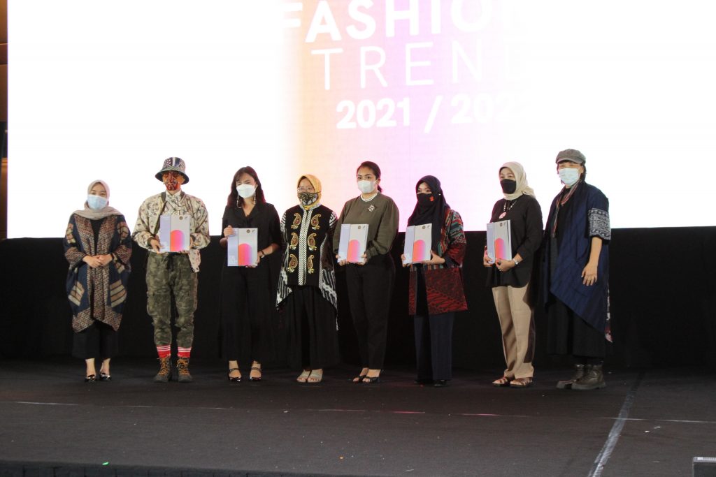 Luncurkan E book Fashion Trend  2022 2022  Kemenparekraf 